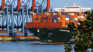 13,200 TEU, 366 meters long, 48 meters wide: the Antwerpen Express (Photo: Hapag-Lloyd)