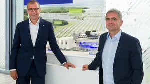 Andreas Schell (left), CEO of Rolls-Royce business unit Power Systems, and Dr. Uwe Lauber (right), CEO of MAN Energy Solutions, have signed a Memorandum of Understanding to collaborate on mýa, the open asset-and-fleet-management-system. (Photo: MAN Energy Systems)