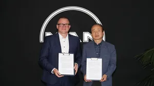(From left) Bjarne Foldager – Senior Vice President, Head of Two-Stroke Business at MAN Energy Solutions and Yong Lae Shim, Vice President of SHI Ship and Offshore Research Institute (Photo: MAN ES)