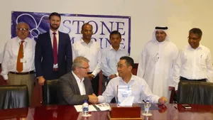 DDW Chief Operations Officer, Mohammad Rizal, shaking hands with Don Quilliam, Managing Director of Stone Marine Shipcare Ltd., with senior executives from both company’s looking on. (Photo: Stone Marine Shipcare)