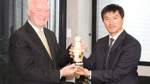Chinese Delegate Presents Gift to AMSA Head: Photo credit AMSA