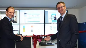 Christian Rychly, Managing Director of Leonhardt & Blumberg (left) and Knut Ørbeck-Nilssen, CEO of DNV GL – Maritime (right) cut the ribbon. (Photo: DNV GL)
