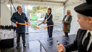 CEO of Corvus Energy, Geir Bjørkeli, Vice County Mayor, Natalia Golis of Vestland County Municipality, and Marketing Communications Manager of Corvus Energy, Sonja Vernøy Hansen. Photo: Marius Knutsen, Maritime CleanTech (Photo: Corvus Energy)
