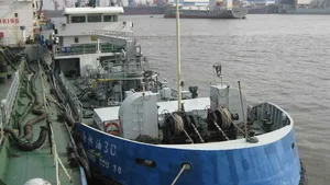 Bulk delivery of ExxonMobil’s Mobilgard 570 cylinder oil in the Port of Shanghai is now available by Hai Gong You 30, the first double-hulled marine lubricants-delivery barge to operate in Shanghai.