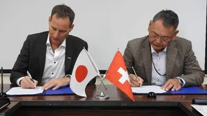 (L-R) Dominik Schneiter, CEO, WinGD; Hiroyuki Takumi, President, MESDU (Source: WinGD)