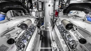 The MAN V12 engines with chrome-plated cylinder head covers are in no way inferior to the 68 Sports Motor yacht. (© Riviera)
