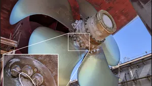 The five-bladed controllable pitch propeller on the Maunalei showing a fracture (inset) at the base of the no. 4 blade. (Source: U.S. Coast Guard)