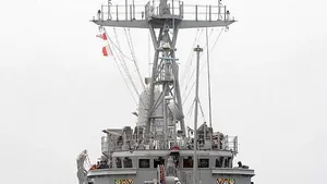Stranded 'USS Guardian': Crew Taken Off