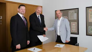 Handshake - Rolf A. Sonderegger, CEO Kistler Group, Dr. Volker Schatz, Managing Director Schatz AG and Martin Schatz, Managing Director Schatz USA Inc. (Photo: Kistler)