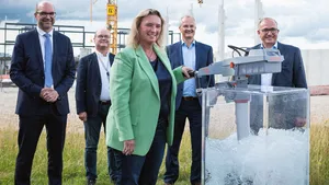 Kerstin Schreyer tests out the best-selling Travel 1103 at the new Torqeedo headquarters on the Air Tech Campus. Also pictured, from left to right: Michael Kiessling, Dr. Michael Rummel, Dr. Ralf Plieninger and Michael Wellenzohn. (Photo: Torqeedo)