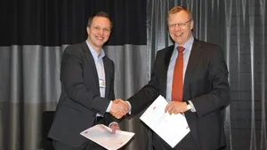 ABB’s Mikko Lepisto and NAPA’s Juha Heikinheimo shaking hands after signing the cooperation agreement.