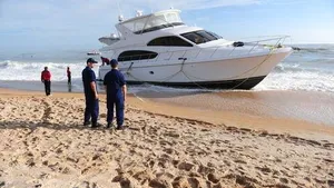 Beached Yacht Salvage Pulls Crowd
