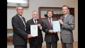 The presentation of the certificate (from left to right): Kai Fock (GL), Christian Suhr (Ahrenkiel), Wolfgang Kempke (Ahrenkiel), Dr. Fabian Kock (GL).