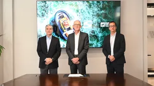 Rafael Ferrada, CFO of SAAM; Stefan Buch, VP of After Sales Service at SCHOTTEL; and Hernán Gómez, CEO of SAAM, who formally signed the agreement. © SAAM