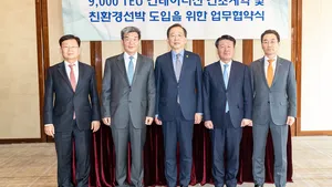 From left to right: Park, Seung Yong, Senior Executive Vice President, HHI; Ka, Sam Hyun, CEO, KSOE; Cho, Seung Hwan, Minister, MOF; Kim, Kyung Bae, President&CEO, HMM; and Yoo, Sang Cheol, CEO, HJSC. (Photo: HMM)
