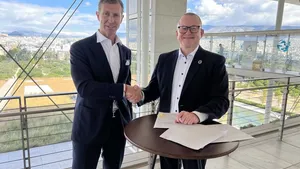 Left to right: Noah Silberschmidt, Founder & CEO, Silverstream Technologies, with Bjarne Foldager, Head of Two-Stroke Business, MAN Energy Solutions (Photo: Silverstream Technologies)