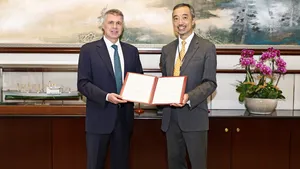 Stephen Ng, Director of Trades of OOCL, received the verification certificates from John Rowley, Managing Director, Management Systems & Inspection Services at Lloyd’s Register. (Photo: Lloyd’s Register)