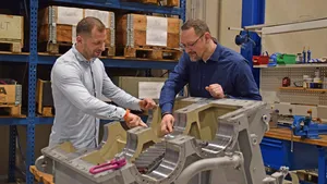 Thomas Haferkorn (Director Service, right) and Oliver Schmidt (Product Support Manager) in technical
discussion. Photo: Theiß/REINTJES GmbH