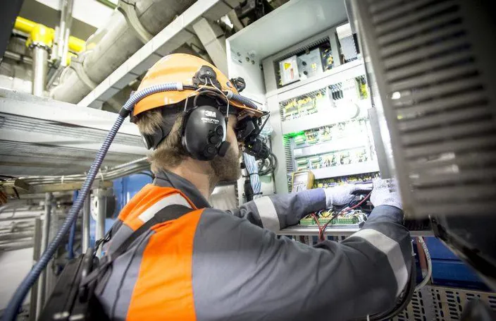 The agreement includes Wärtsilä's new Virtual Service Engineer (VSE) concept, which involves technical advisory service supported by a remote visual connection and augmented reality technology. (Photo: Wärtsilä)