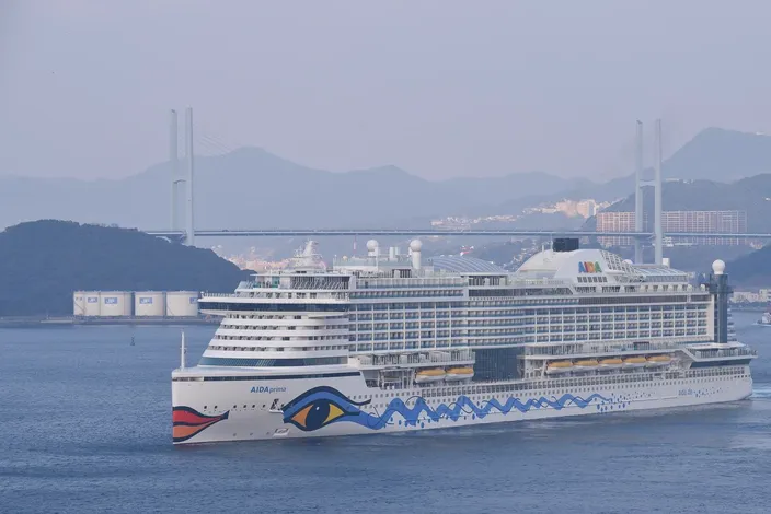 AIDAprima sailing to Hamburg (Photo: MHI)