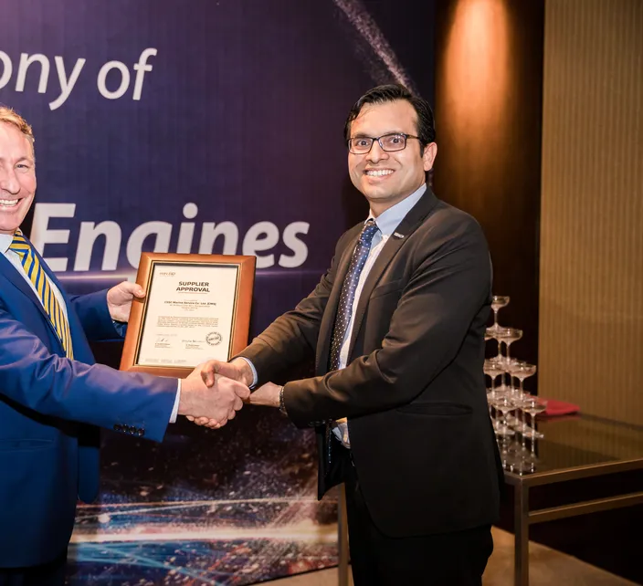 Andrew Stump, President, CSSC Marine Service Co., Ltd being presented with supplier approval from Anil Soni, GMr Anil Soni, General Manager Operations and Deputy Managing Director, China (Photo: WinGD)