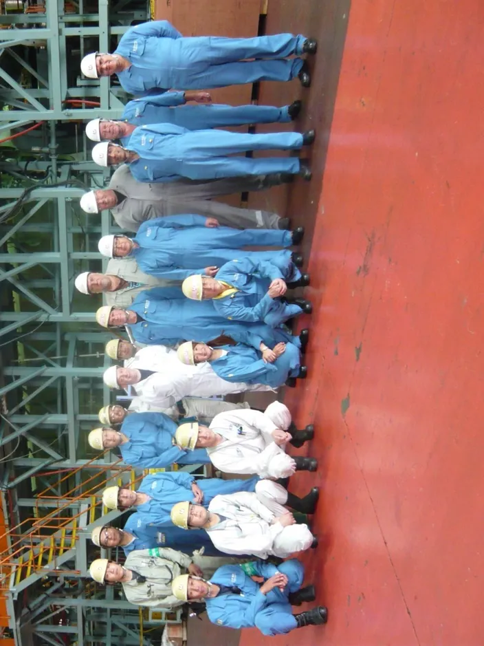 FAT attendees pictured in front of the ME-GI engine at MES’s Tamano Works (Photo: MAN Diesel & Turbo)
