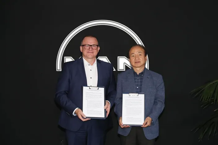 (From left) Bjarne Foldager – Senior Vice President, Head of Two-Stroke Business at MAN Energy Solutions and Yong Lae Shim, Vice President of SHI Ship and Offshore Research Institute (Photo: MAN ES)