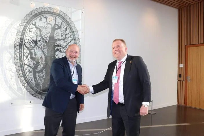 Geir Bjørkeli (right), CEO of Corvus Energy, and Elliott T. Smith, Director of Real Estate and Asset Management at the Port of Bellingham, at the announcement ceremony for the new Corvus Energy US manufacturing facility to build world-leading large-scale maritime battery energy storage systems. (Photo: Corvus Energy)