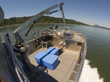 The boat’s crane is mounted to the front of the wheelhouse with controls on the wheelhouse deck level