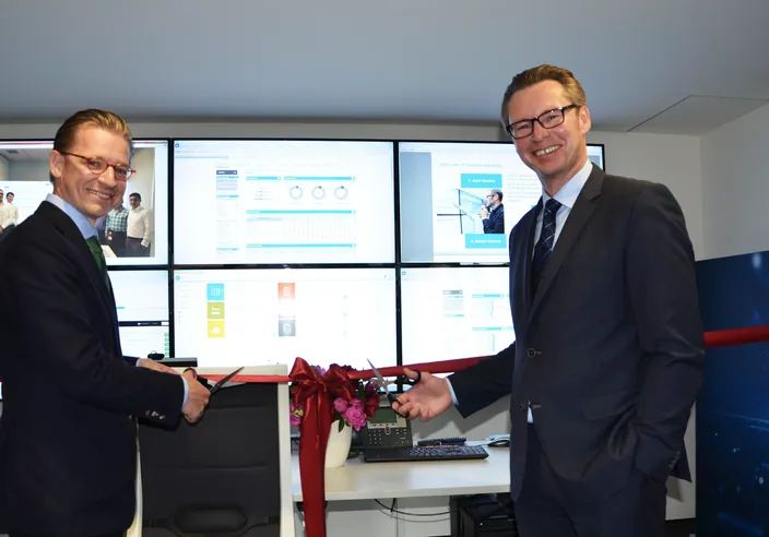 Christian Rychly, Managing Director of Leonhardt & Blumberg (left) and Knut Ørbeck-Nilssen, CEO of DNV GL – Maritime (right) cut the ribbon. (Photo: DNV GL)