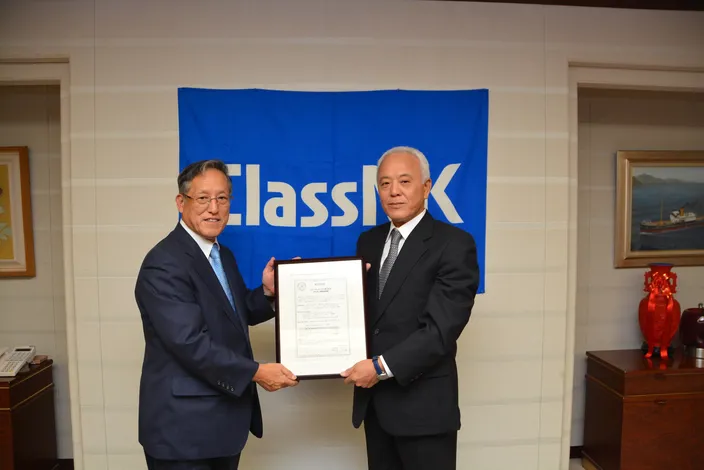 Left: ClassNK Executive Vice President Mr. Koichi Fujiwara Right: Iino Marine Service President Hisahiro Oshima (Photo: ClassNK)