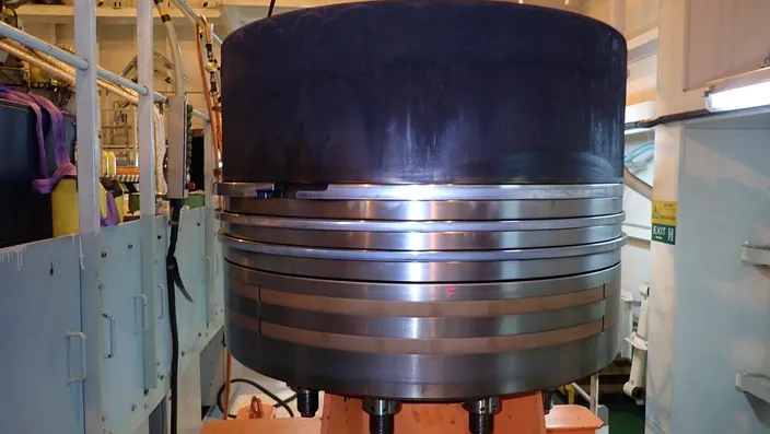 Clean piston - it is vital for high performance 40 BN cylinder oils to have excellent performance, centred on their cleaning ability. The test was done on WinGD 9X82 for over 4300h VLSFO. The feed rate during the test was 0.8 g/kWh.
