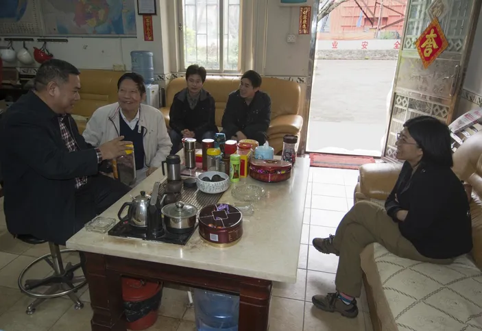 DongGuan Nanxiang Shipbuilding’s chairman Zhu Fu Lin prepares tea for Linda Zang, Cummins’ South China manager. (Haig-Brown photo courtesy of Cummins Marine)