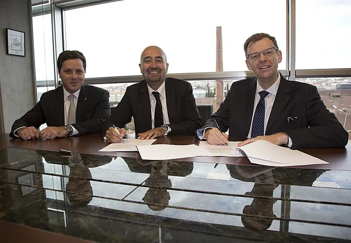 The event also saw Sanmar sign a contract for the supply of Rolls-Royce thrusters for a further twelve tug boats. Left to right: Erkut Aslanoglu, Rolls-Royce Sales Manager – Turkey, Ali Gurun, Sanmar Shipyard, Project Director and Neil Gilliver Rolls-Royce, President – Merchant.