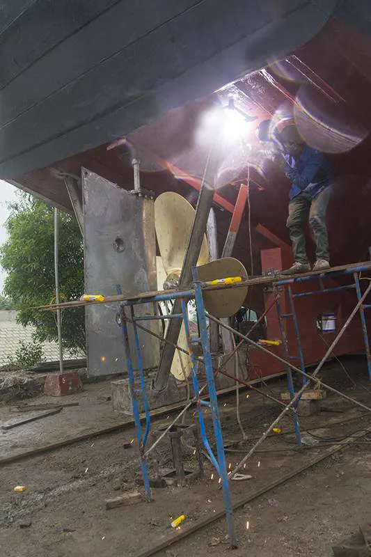 Final touches to a rudder strut the day before the launch. (Haig-Brown photos courtesy of Cummins Marine)