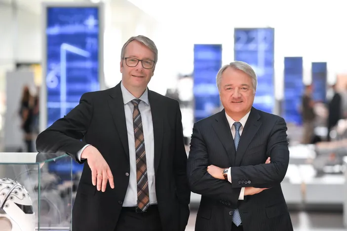 From left: Former CEO Dr. Stefan Sommer with Dr. Konstantin Sauer (Photo: ZF)