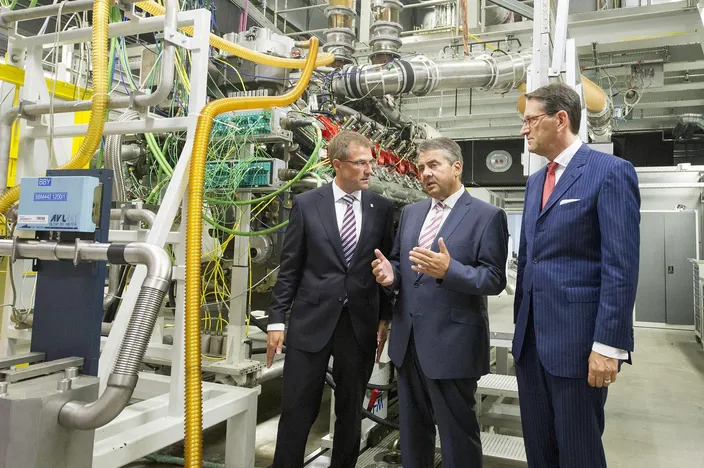 German Minister of Foreign Affairs Sigmar Gabriel (in the middle) visited Rolls-Royce Power Systems in Friedrichshafen to hear about the Green and High-Tech programme. Taking the example of the new mobile gas engine CEO Andreas Schell (left) and Marcus A. Wassenberg (right) explained the environmentally-friendly propulsions systems of the company.  (Photo: Rolls-Royce)