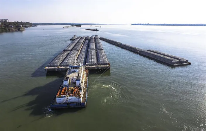 The Hidrovias river pusher tugs operate with Wärtsilä 20 engines often in remote locations, making efficient service support essential. © Hidrovias do Brasil.