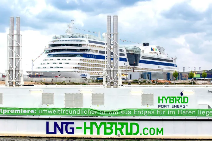 LNG Hybrid Barge HUMMEL and AIDAsol (Photo: Becker Marine Systems)