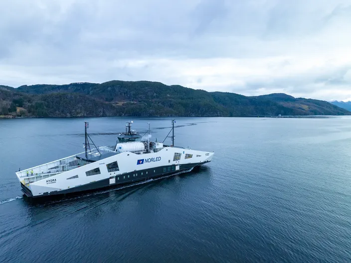 Hydra with the white hydrogen tank visible. The steam is water steam.(Photo: Norled)