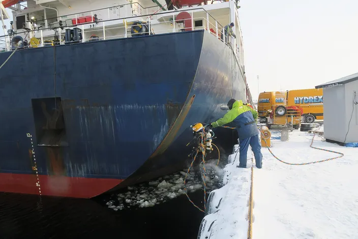 Hydrex diver taking the plunge in icy conditions in Finland. (Photo: Hydrex)