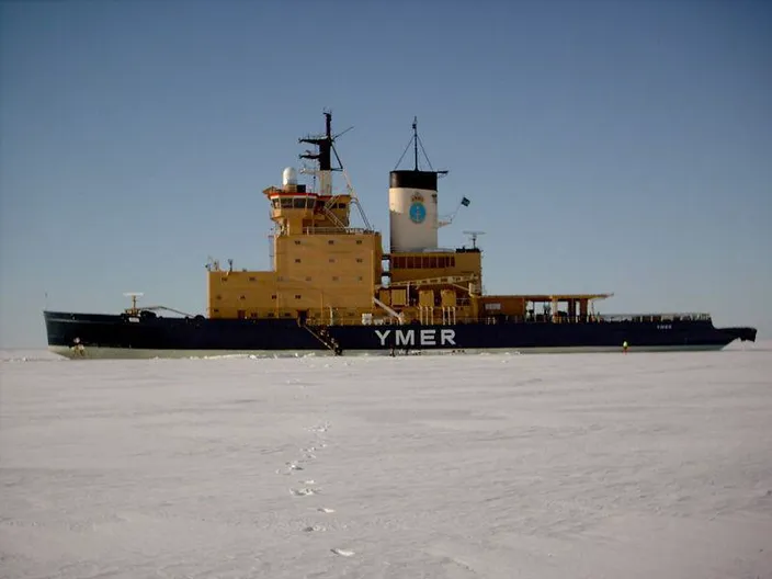 Icebreaker Ymer: Photo CCL
