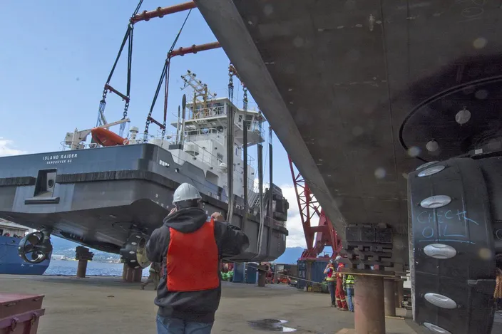 The Island Raider clears the supporting blocks. (Photo: Haig-Brown / Cummins)