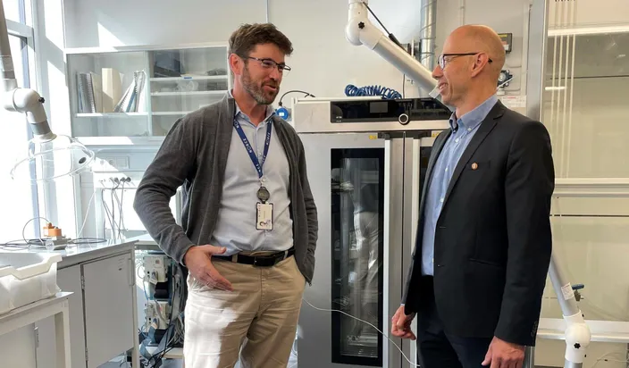 ionn Iversen, Chief Scientist at NORCE and Svenn Kjetil Haveland, VP of Development Projects at Corvus Energy, discuss the research project “Optimized Hydrogen Powered Maritime Mobility” or “OptHyMob” for short, to coordinate the operation of hydrogen fuel cells and batteries for optimum lifetime and lower total cost of ownership. (Photo: Corvus Energy)