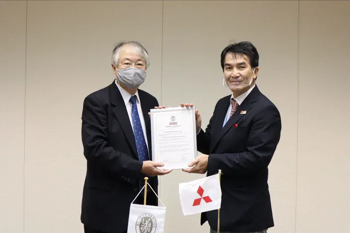 Kazuo Yamashita, Chief Executive, Japan – Bureau Veritas Marine & Offshore presenting AiP certificate to Naoki Ueda, Executive Vice-President, Mitsubishi Shipbuilding (Photo: Bureau Veritas)
