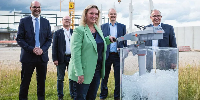 Kerstin Schreyer tests out the best-selling Travel 1103 at the new Torqeedo headquarters on the Air Tech Campus. Also pictured, from left to right: Michael Kiessling, Dr. Michael Rummel, Dr. Ralf Plieninger and Michael Wellenzohn. (Photo: Torqeedo)