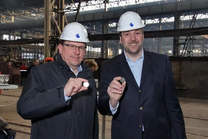 Max Kommorowski (Managing Director of Hybrid Port Energy, left) and Dirk Lehmann (Managing Director of Becker Marine Systems, right)
