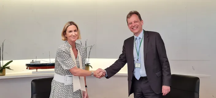 Maria Angelicoussis and Roger Holm at the agreement signing ceremony. © Wärtsilä Corporation
