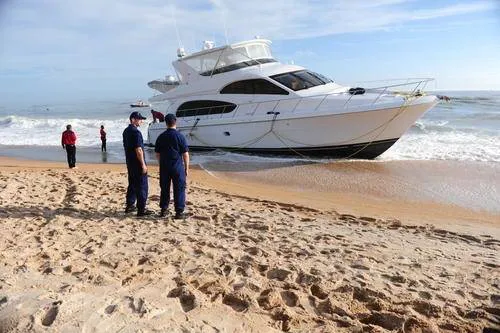 USCG Monitor Yacht Salvage Attempt: Photo credit USCG