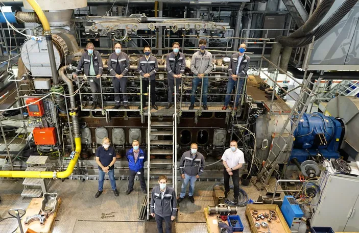 Picture of test personnel at the MAN 32/40R-DF TAT in Augsburg. Photo: MAN ES